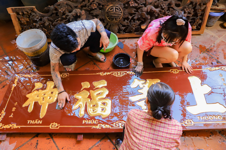 Không khí trong làng những ngày này vừa bận bịu vừa vui vẻ cùng nhau. Mỗi người một việc từ những công đoạn đòi hỏi kĩ thuật cao đến những bước vệ sinh cuối cùng trước khi giao tới khách hàng. (Ảnh: Hoài Nam/Vietnam+)