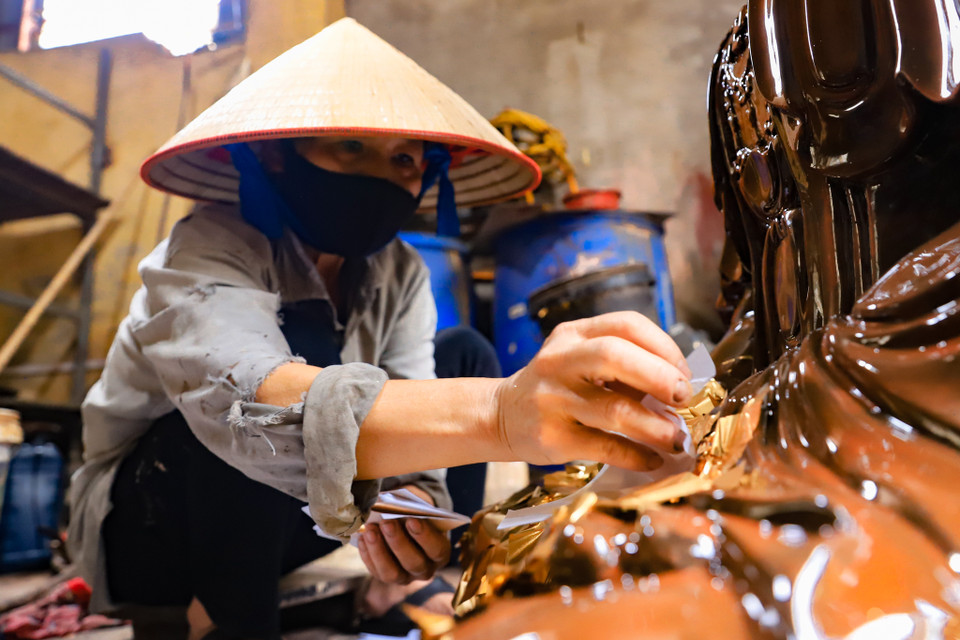 Kỹ thuật sơn tượng rất kỳ công và tỉ mỉ, trải qua nhiều công đoạn để bề mặt tượng được phẳng, nhẵn và mọng. (Ảnh: Hoài Nam/Vietnam+)