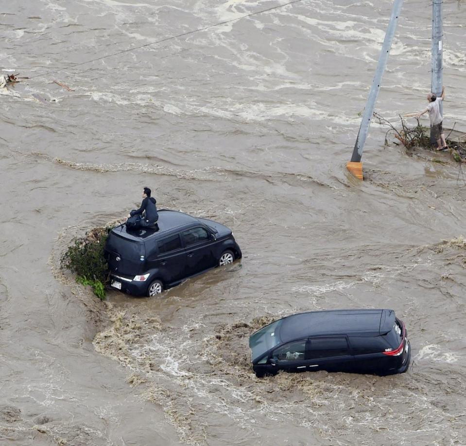 Mưa lớn cũng làm một phần khách sạn đang xây dựng dọc bờ sông Kinugawa của khu nghỉ dưỡng suối nước nóng ở Nikko thuộc tỉnh này đổ sập.