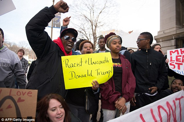 Các nhà hoạt động thuộc phong trào Black Lives Matter giơ biểu ngữ phản đối ông Trump là phân biệt chủng tộc (Nguồn: AFP/Getty Images)