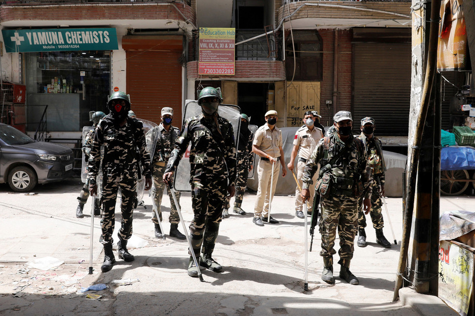 Cảnh sát triển khai lực lượng đi tuần tra (Nguồn: Reuters)