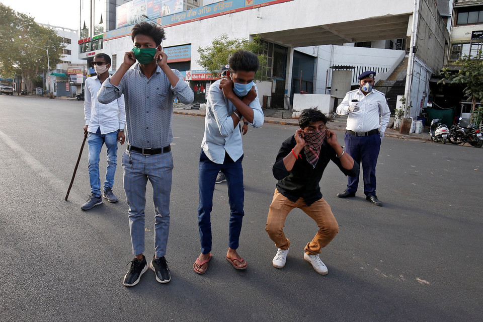 Những người vi phạm phải thực hiện hình phạt nắm tay đứng lên ngồi xuống nhiều lần (Nguồn: Reuters)