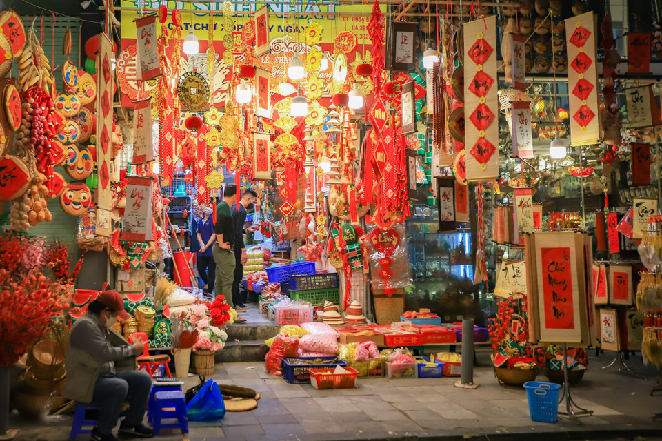 Trong những ngày cận kề Tết Quý Mão, phố Hàng Mã luôn tràn ngập sắc đỏ đặc trưng của Tết. Đây cũng được xem như là một ‘thiên đường mua sắm’ mỗi dịp Tết đến. (Ảnh: Hoài Nam/Vietnam+)