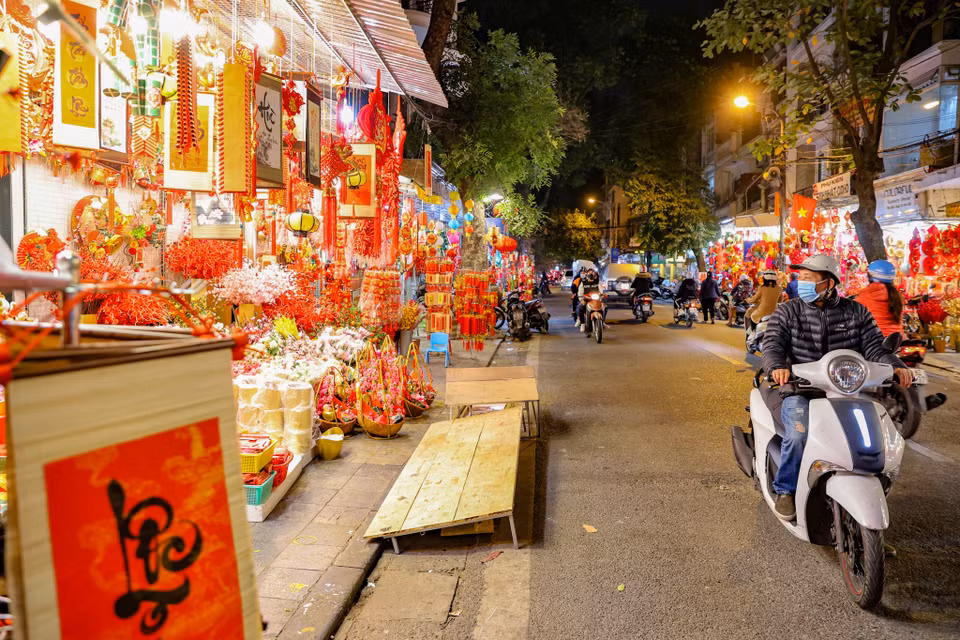Thời điểm cận kề Tết Nguyên đán 2023, phố Hàng Mã (quận Hoàn Kiếm, Hà Nội) ngập tràn sắc đỏ của đèn lồng, lì xì, hình treo thần tài… phục vụ người dân Thủ đô mua sắm. (Ảnh: Hoài Nam/Vietnam+)