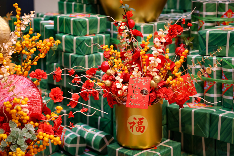Rất nhiều các vật phẩm bày Tết bắt mắt và rực rỡ trên các kệ hàng. (Ảnh: Hoài Nam/Vietnam+)