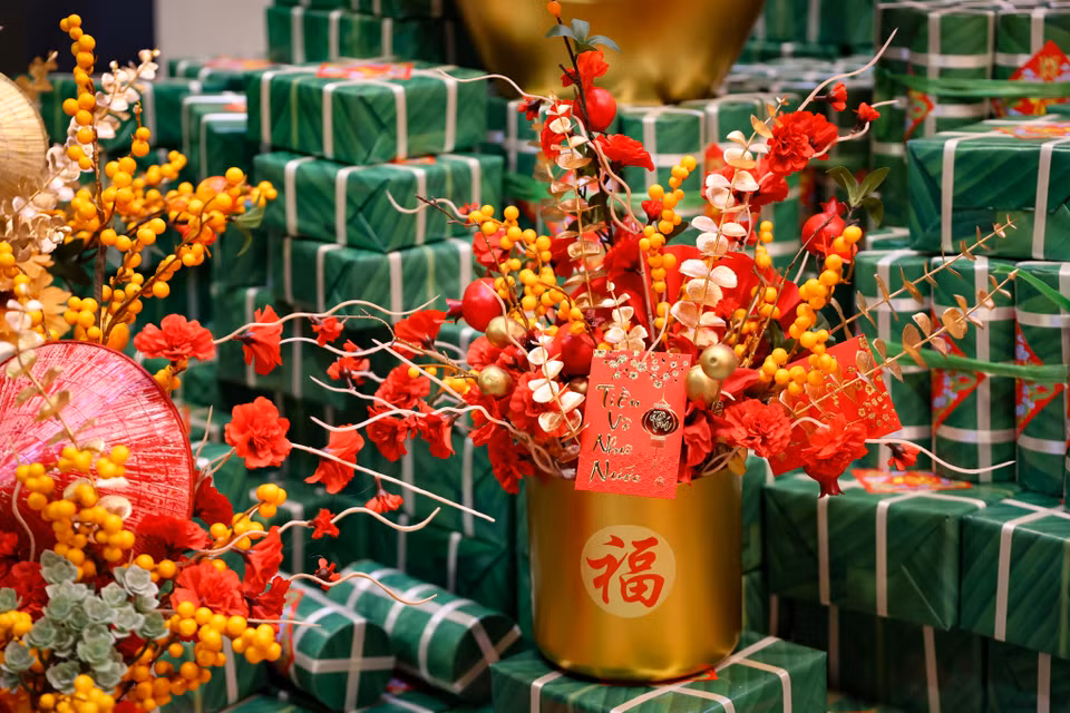 Rất nhiều các vật phẩm bày Tết bắt mắt và rực rỡ trên các kệ hàng. (Ảnh: Hoài Nam/Vietnam+)
