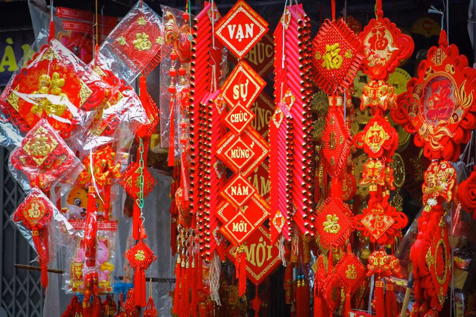 Phố Hàng Mã những ngày cuối năm dần trở nên nhộn nhịp. Nhiều mặt hàng trang trí Tết mang đậm nét truyền thống như câu đối đỏ, mô hình bánh chưng, pháo, chữ thư pháp... được bày bán đa dạng, với nhiều kích cỡ để khách hàng lựa chọn. (Ảnh: Hoài Nam/Vietnam+)
