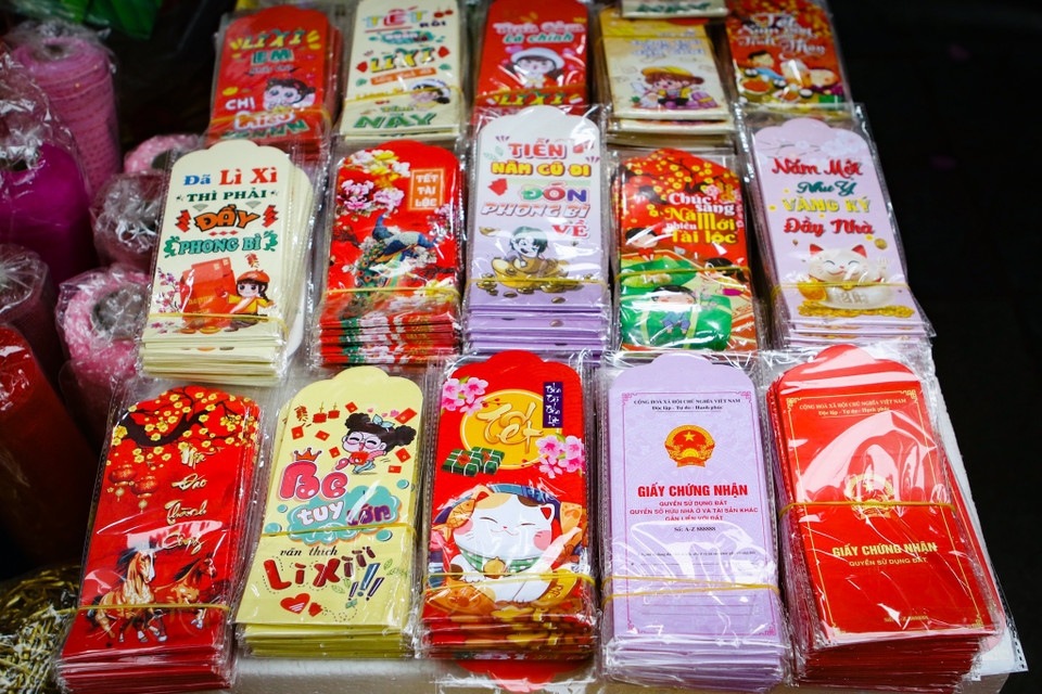 Bên cạnh những đồ trang trí, phong bao lì xì với nhiều cách trang trí lạ mắt cũng thu hút được nhiều sự quan tâm của khách hàng. (Ảnh: Hoài Nam/Vietnam+)