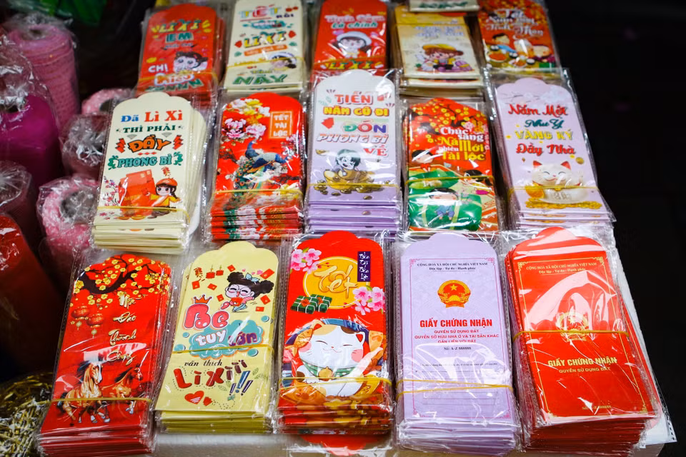 Bên cạnh những đồ trang trí, phong bao lì xì với nhiều cách trang trí lạ mắt cũng thu hút được nhiều sự quan tâm của khách hàng. (Ảnh: Hoài Nam/Vietnam+)