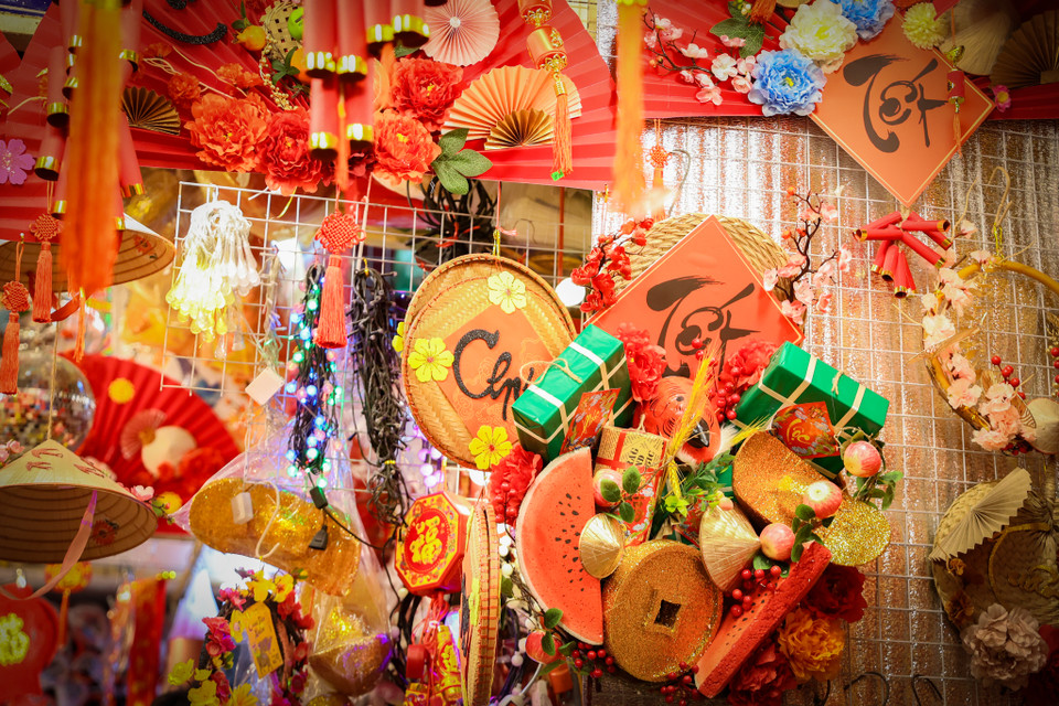 ‘Các sản phẩm thủ công năm nay được nhiều người lựa chọn tìm mua, những chiếc quạt được các cửa hàng tự tay làm với giá dao động từ 190.000 đồng/sản phẩm,’ một chủ cửa hàng cho biết. (Ảnh: Hoài Nam/Vietnam+)