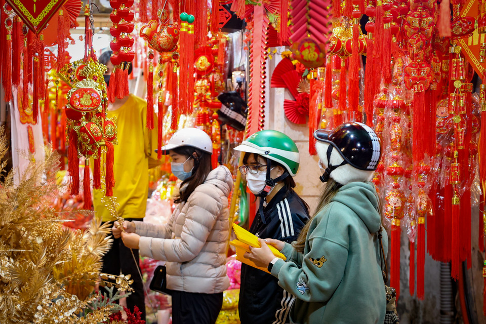 Người dân lựa chọn cho mình những món đồ trang trí Tết ưng ý nhất để trang hoàng nhà cửa dịp Tết đến xuân về. (Ảnh: Hoài Nam/Vietnam+)