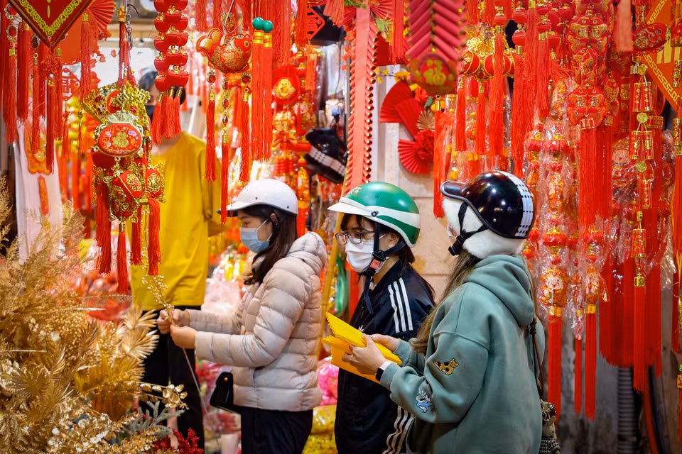 Người dân lựa chọn cho mình những món đồ trang trí Tết ưng ý nhất để trang hoàng nhà cửa dịp Tết đến xuân về. (Ảnh: Hoài Nam/Vietnam+)