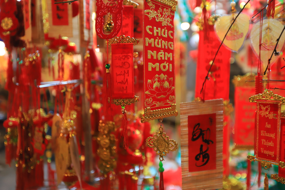 Những đồ nhỏ có giá 10.000 - 20.000 đồng/sản phẩm, đồ trang trí có chữ ‘Chúc mừng năm mới’, ‘An khang thịnh vượng,’… (Ảnh: Hoài Nam/Vietnam+)