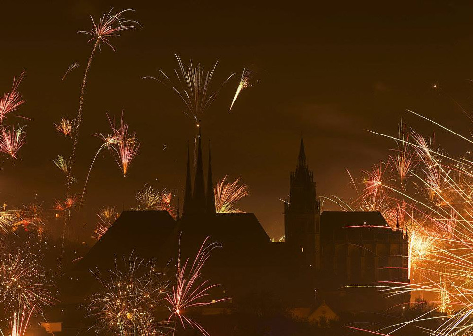 Pháo hoa trên nóc nhà thờ St. Mary's Cathedral ở New York (Mỹ)