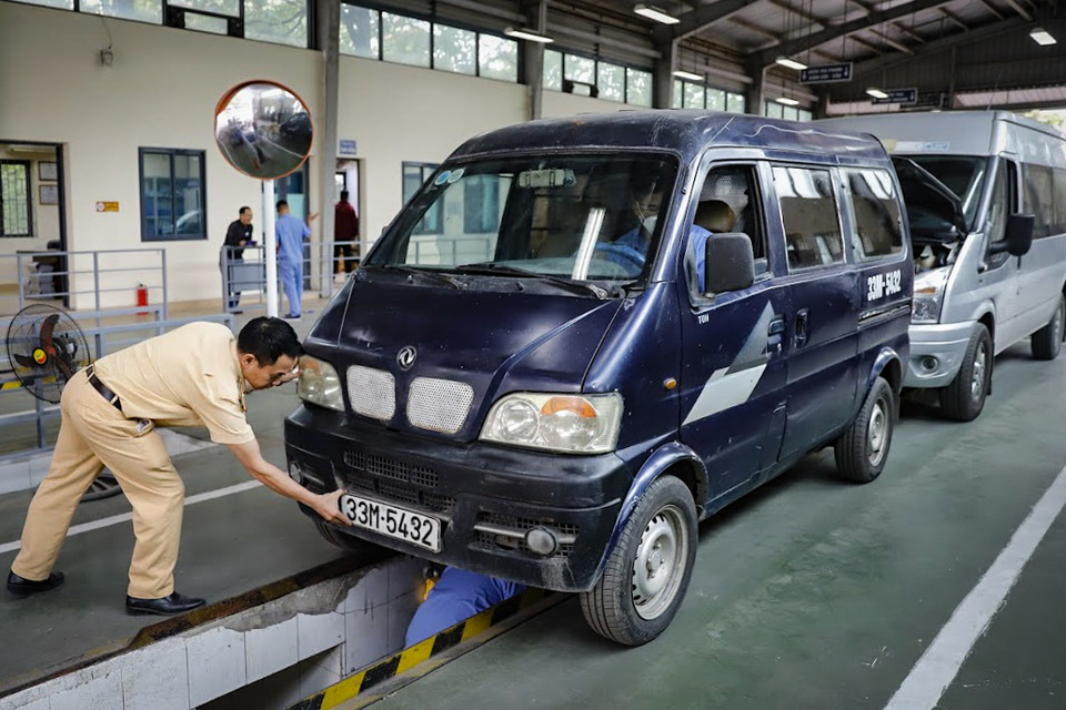 Để giải quyết căn cơ việc thiếu hụt nhân sự, Cục Đăng kiểm Việt Nam đang nhanh chóng, khẩn trương triển khai các kỳ thi sát hạch đăng kiểm viên để sớm có nhân lực phân công về các đơn vị đăng kiểm nhận nhiệm vụ. (Ảnh: Hoài Nam/Vietnam+)