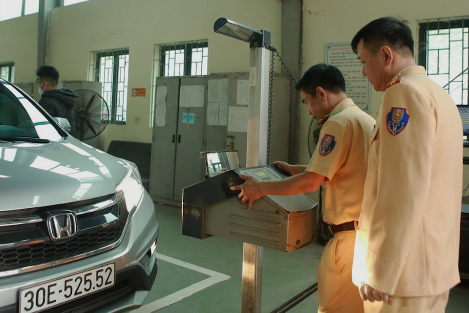 Số lượng phương tiện mới đến đăng ký mỗi ngày đều không giảm, điều này khiến các trung tâm đăng kiểm luôn hoạt động hết công suất nhiều ngày liền. (Ảnh: Hoài Nam/Vietnam+)