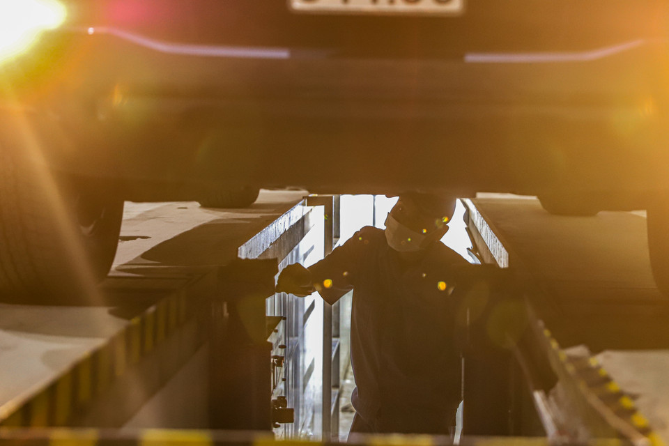 Bên cạnh đó, các trung tâm cũng tăng ca, tăng kíp, làm cả ngày nghỉ để phục vụ người dân, góp phần sớm chấm dứt tình trạng xếp hàng chờ tới lượt ‘khám xe.’ (Ảnh: Hoài Nam/Vietnam+)