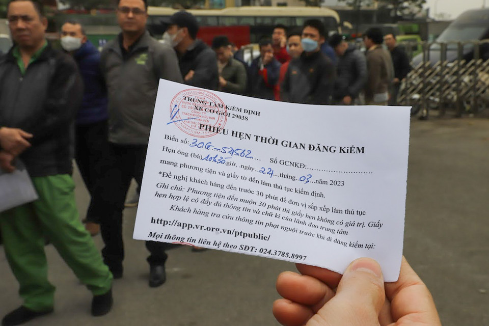 Ngoài ra, áp dụng lịch hẹn sẽ giúp mọi người tự chủ được thời gian để đưa xe đi kiểm định, không tốn thời gian xếp hàng, giành chỗ nhiều ngày trên đường. (Ảnh: Hoài Nam/Vietnam+)