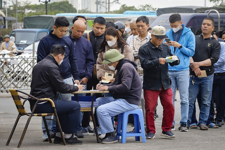 Bên trong khuôn viên trung tâm đăng kiểm, các chủ xe xếp hàng chờ nhận phiếu hẹn thời gian đến đăng kiểm. (Ảnh: Hoài Nam/Vietnam+)