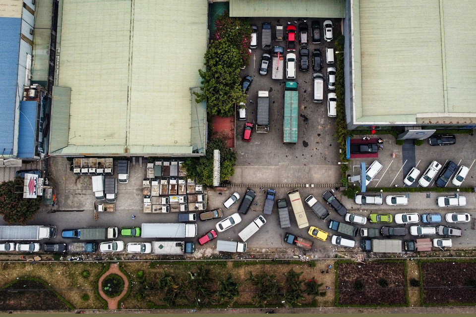 Do vậy, người dân đi thực hiện dịch vụ đăng kiểm xe lại gặp nhiều khó khăn do thiếu hụt lực lượng đăng kiểm viên và nhiều trung tâm đăng kiểm bị đình chỉ phục vụ hoạt động điều tra của cơ quan chức năng. (Ảnh: Hoài Nam/Vietnam+)