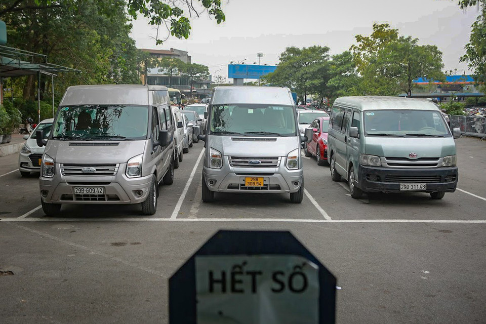 Ghi nhận tại Trung tâm Đăng kiểm 2903S trên đường Lê Quang Đạo (Mỹ Đình, Nam Từ Liêm), có rất nhiều phương tiện xếp hàng tuy nhiên trung tâm đã phát hết số nhận hồ sơ đăng kiểm. (Ảnh: Hoài Nam/Vietnam+)