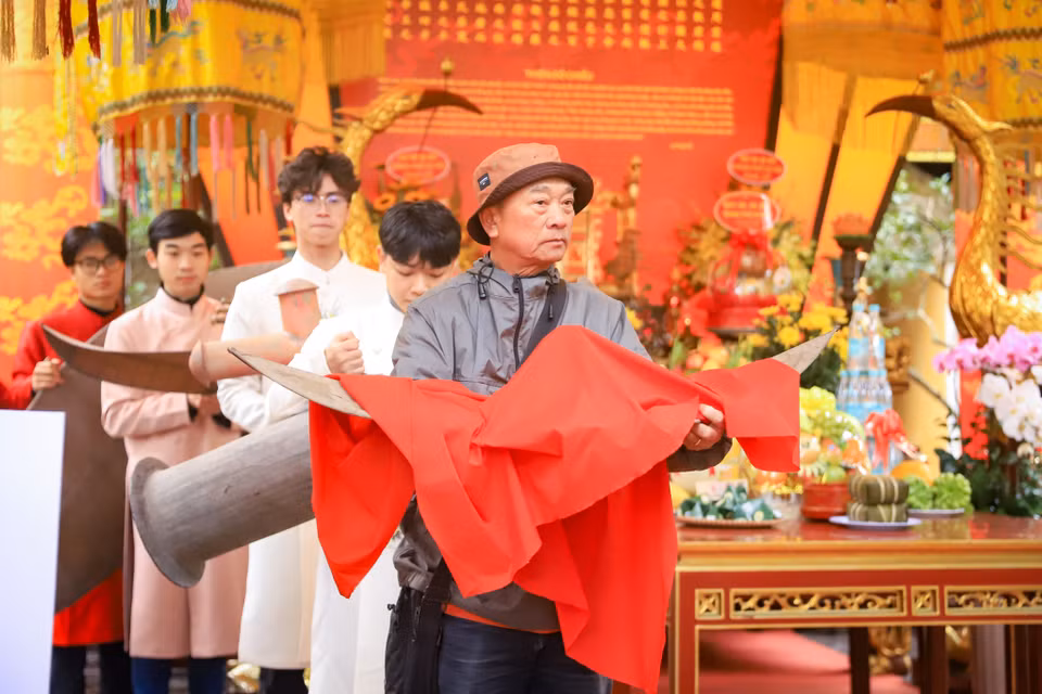 Nghi lễ rước diều cổ truyền với điểm nhấn là rước và trưng bày con diều cổ có từ thời Lê được diễn ra tại Hoàng thành Thăng Long (Hà Nội). Con diều cổ này đang được bảo tồn tại đền Song An (Vũ Thư, Thái Bình). ﻿(Ảnh: Hoài Nam/Vietnam+)