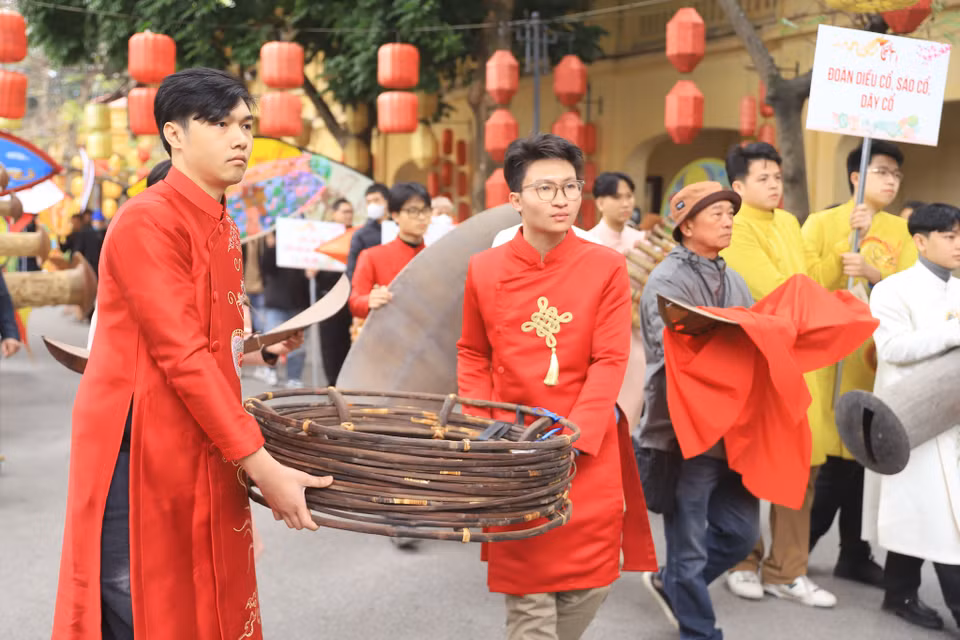 Đây là nghi lễ có từ thời vua Lê tại lễ hội Sáo Đền (lễ hội thả diều đền Song An ở Thái Bình) diễn ra vào đầu xuân năm mới. (Ảnh: Hoài Nam/Vietnam+)
