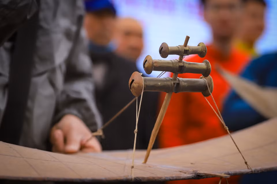 Diều cổ có nhiều ống sáo khác nhau kết hợp lại, do đó tiếng sáo diều cũng mang đặc trưng, riêng biệt. (Ảnh: Hoài Nam/Vietnam+)