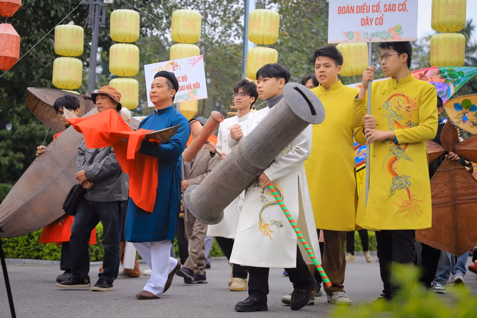Trong những ngày Tết cổ truyền, vua cho quân lính được thả diều để cầu cho mưa thuận gió hòa, mùa màng bội thu. (Ảnh: Hoài Nam/Vietnam+)