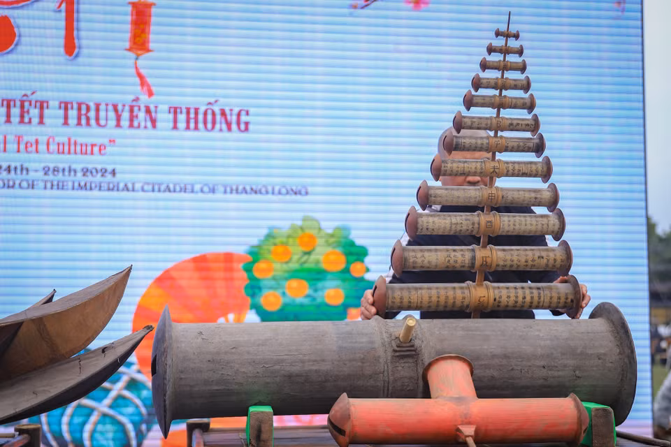 Theo quan niệm xưa, những con diều và tiếng sáo thể hiện khát vọng tự do, cầu mong thuận buồm xuôi gió và cảm ơn trời đất đã giúp một năm mưa thuận gió hòa. (Ảnh: Hoài Nam/Vietnam+)