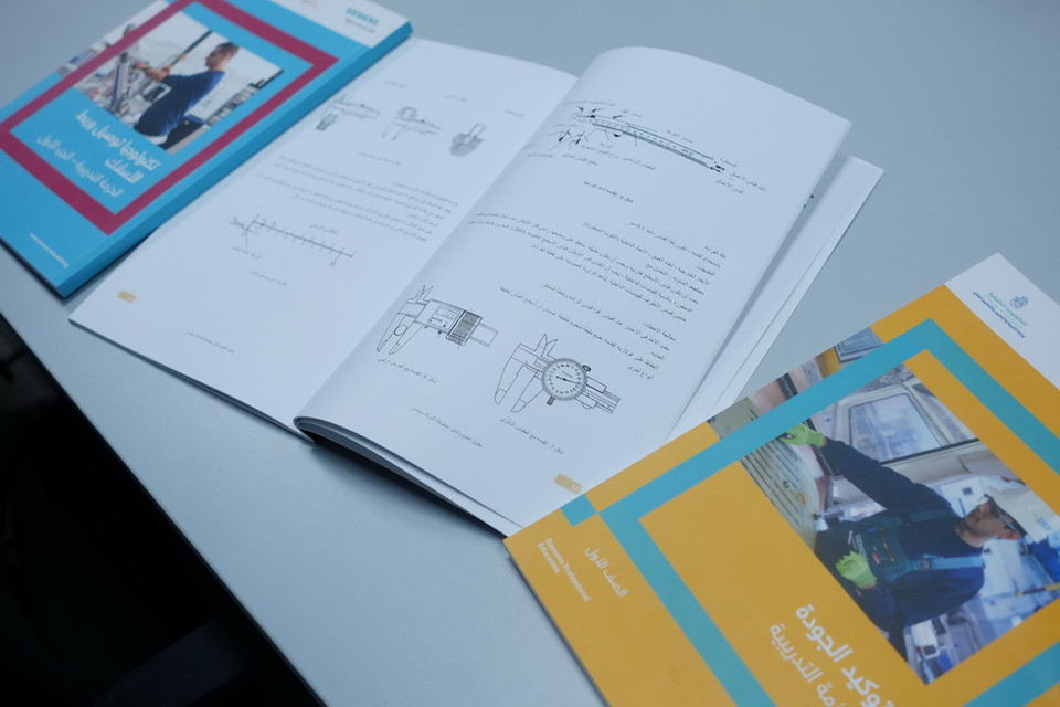 Giáo trình của trường được cập nhật liên tục, dịch từ nguyên bản tiếng Đức sang tiếng Ai Cập.