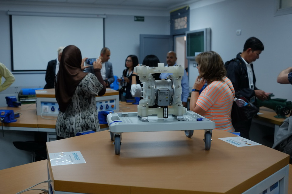 Ngôi trường là kết quả hợp tác giữa Siemens Technologies S.A.E, Cơ quan Hợp tác Phát triển Đức (BMZ-GIZ) và Bộ Giáo dục Ai Cập. Trường hoạt động theo mô hình Trung học Kỹ thuật hệ 3 năm, với hệ thống giáo dục kép, đào tạo hai ngành nghề: Bảo trì &amp; sửa chữa cơ khí, và Điện &amp; Tự động hóa công nghiệp.