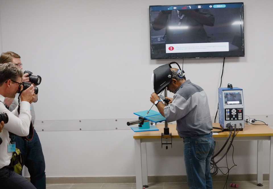 Các trang thiết bị dạy học của trường đều do Siemens cung cấp, trong đó có nhiều loại máy móc tối tân, thể hiện sự ưu việt của ngành cơ khí chính xác Cộng hòa Liên bang Đức.