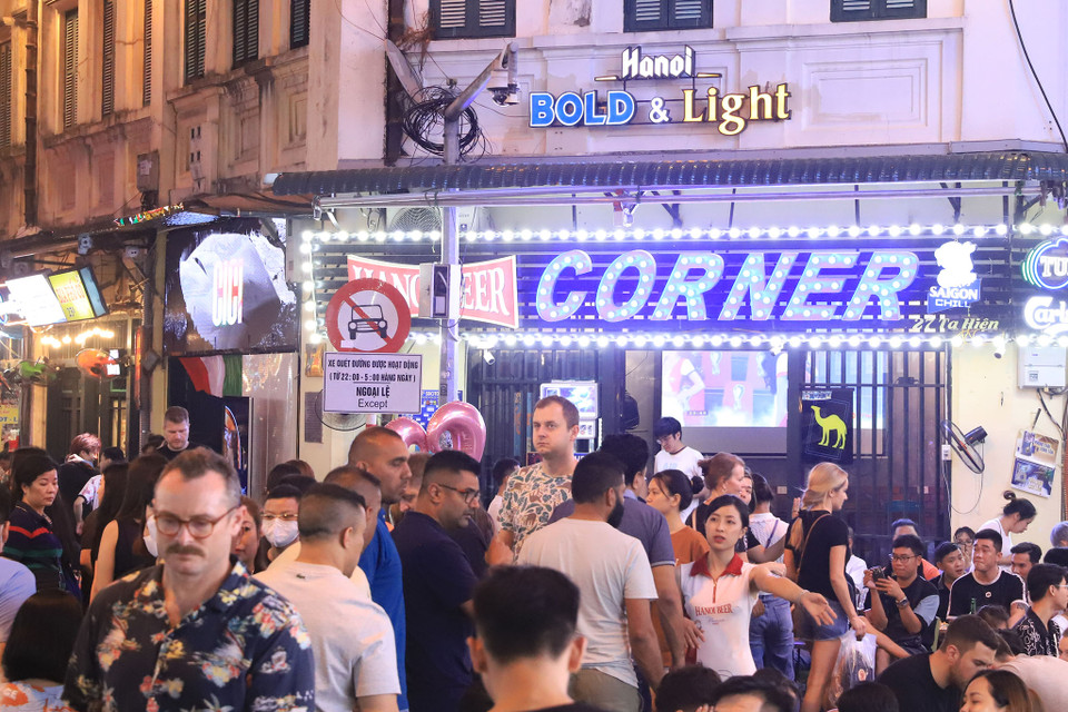 Tối hôm nay, ngày 20/11, nhiều du khách đã tới đây vừa uống bia vừa hòa chung không khí của ngày hội bóng đá lớn nhất hành tinh. (Ảnh: Hoài Nam/Vietnam+)