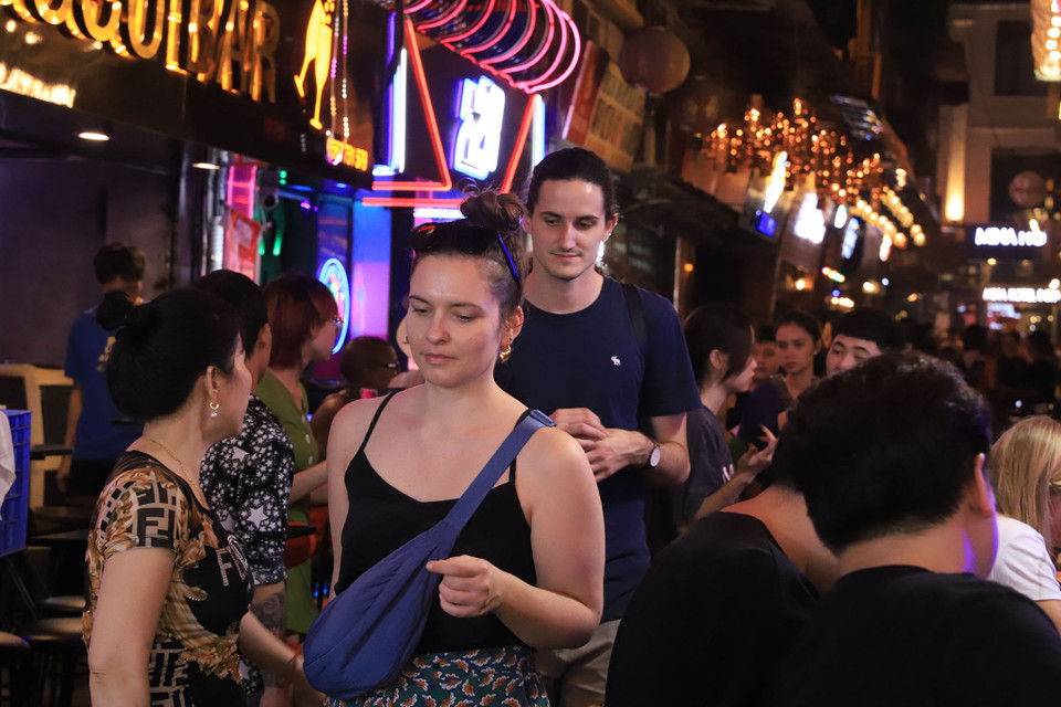 Du khách nước ngoài cho biết mình lựa chọn ‘ngã tư quốc tế’ Tạ Hiện vì không khí náo nhiệt và sôi động tại đây. (Ảnh: Hoài Nam/Vietnam+)