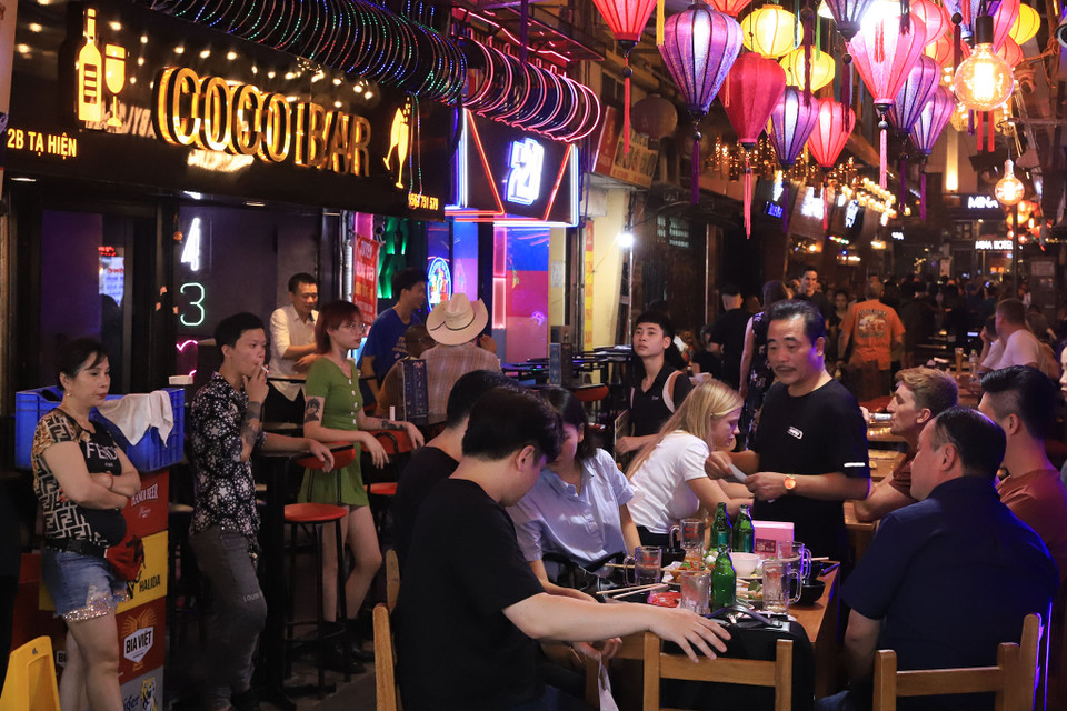 Các quán bia ở đây luôn là lựa chọn hàng đầu của người yêu bóng đá trong và ngoài nước. Có những quán, du khách nước ngoài đến ngồi chật kín. (Ảnh: Hoài Nam/Vietnam+)