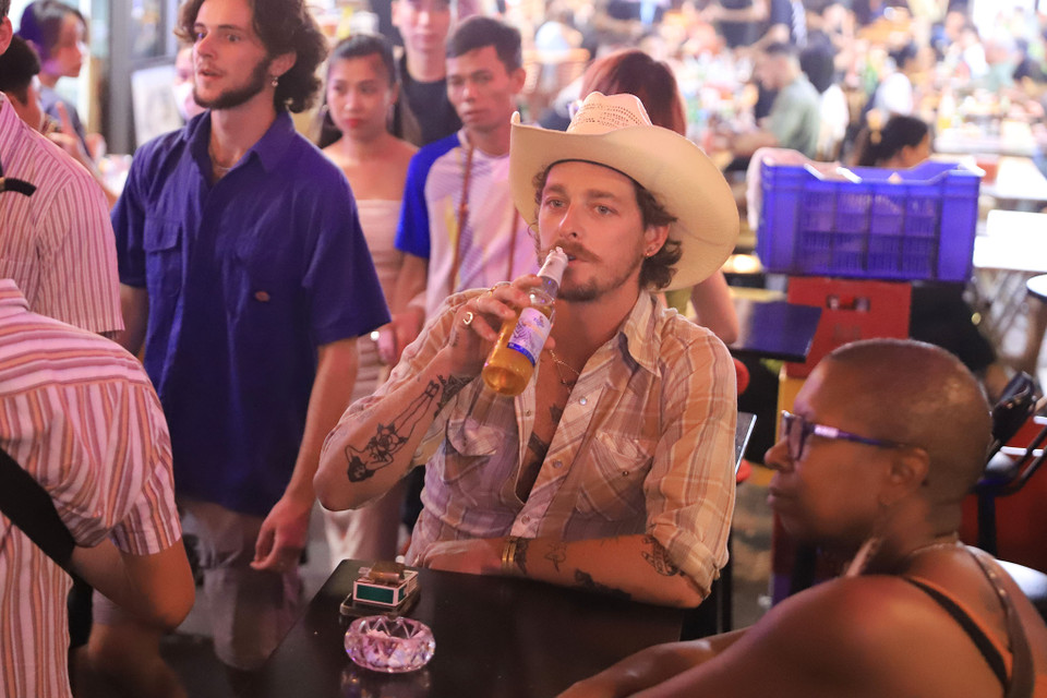 Du khách Tommy Parker (người Australia) chia sẻ: ‘Thật tuyệt vời khi vừa thưởng thức bia vừa xem bóng đá, không khí ở đây thật náo nhiêt.’ (Ảnh: Hoài Nam/Vietnam+)