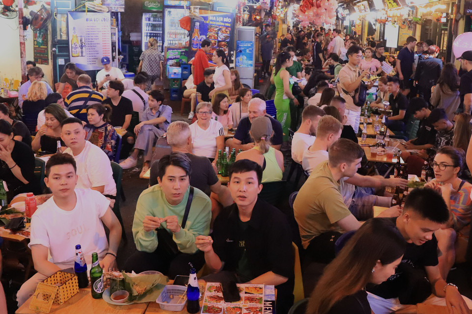 Không khí náo nhiệt trên phố Tạ Hiện trong đêm khai mạc World Cup 2022. (Ảnh: Hoài Nam/Vietnam+)