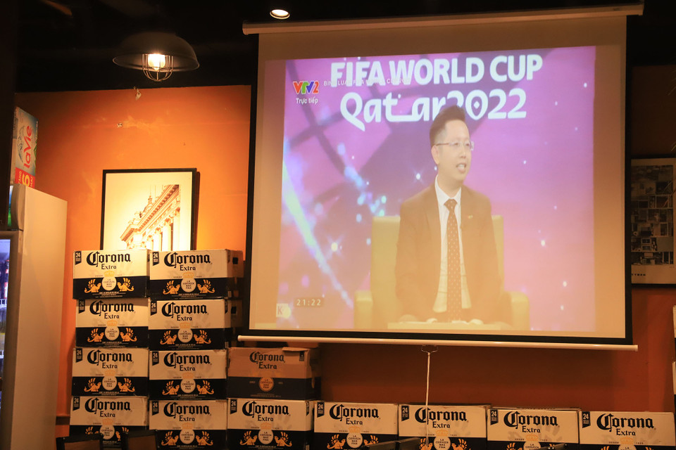 Đi dọc dãy phố dễ dàng bắt gặp các quán bia với chiếc tivi màn hình lớn đang phát sóng buổi khai mạc World Cup 2022. (Ảnh: Hoài Nam/Vietnam+)