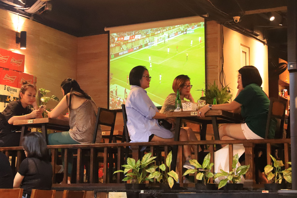 Đến Tạ Hiện, du khách vừa được thưởng thức bia, vừa có thể xem bóng đá qua màn hình lớn. (Ảnh: Hoài Nam/Vietnam+)