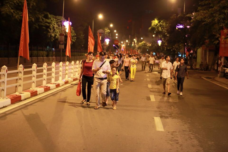 Rất nhiều em nhỏ đã dậy sớm đi cùng cha mẹ