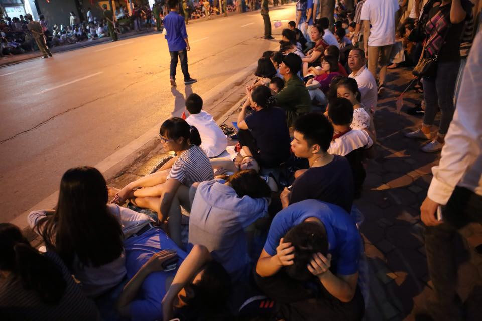 5h sáng, trên dọc các trục đường mà đoàn diễu hành sẽ đi qua, hàng nghìn người đa tập trung sẵn trên các vỉa hè.