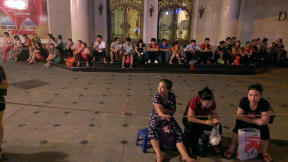 Người dân tụ tập trước cửa Trang Tiền Plaza