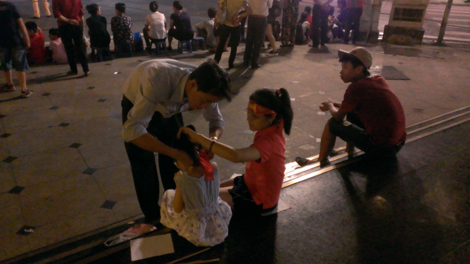 Người đàn ông này cùng 2 cô con gái dậy từ 3h sáng, mang theo cờ tổ quốc, đi bộ từ Minh Khai lên bờ Hồ để xem lễ diễu binh. Anh cho biết, cả đêm qua, 2 cô con gái háo hức xem diễu binh, dỗ mãi mới chịu chợp mắt chút.