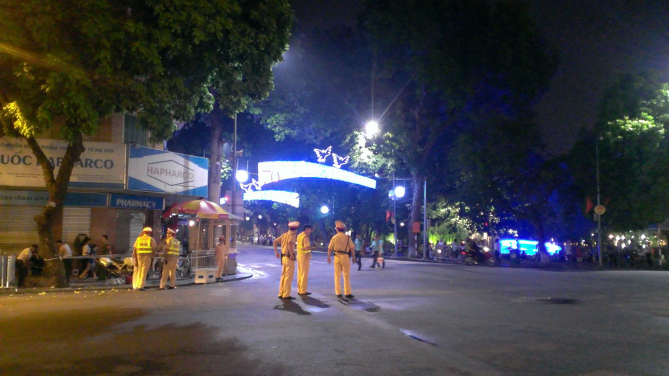 Rào, dây chắn đã được chăng đầy đủ tại các tuyến phố có đoàn diễu binh đi qua.