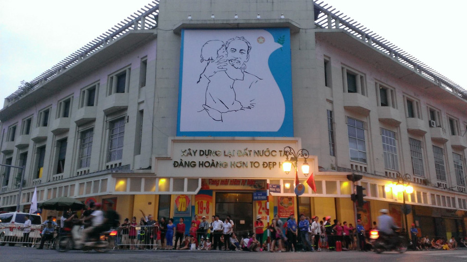 Càng đến gần sáng, lượng người đổ về các tuyến phố nơi đoàn diễu binh đi qua càng đông hơn. Các vỉa hè dần trở nên chật cứng.