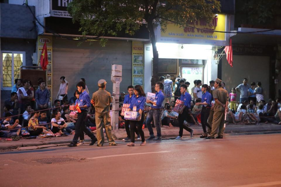 5000 thùng nước được các bạn sinh viên chuẩn bị để phục vụ nhân dân.