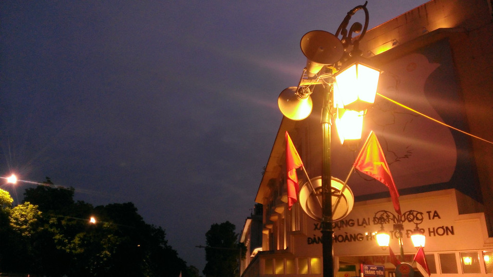 h15, tiếng nhạc bât đầu vang lên để ôn lại lịch sử của dân tộc. Âm thanh vọng khắp phố phường khiến cho những người nghe đều hứng khởi.