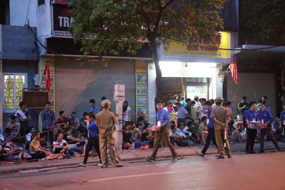 Mặc dù vẫn đang là sáng sớm nhưng thời tiết tại các khu vực đoàn diễu hành đi qua khá oi nóng do tập trung một lượng người quá đông.