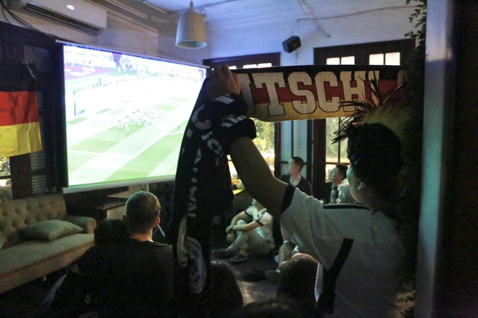 Sự cổ động cuồng nhiệt đến từ các cổ động viên, đặt niềm tin ‘cỗ xe tăng’ sẽ tiến đến vòng cuối cùng kỳ World Cup lần này và giành chức vô địch. (Ảnh: PV/Vietnam+)